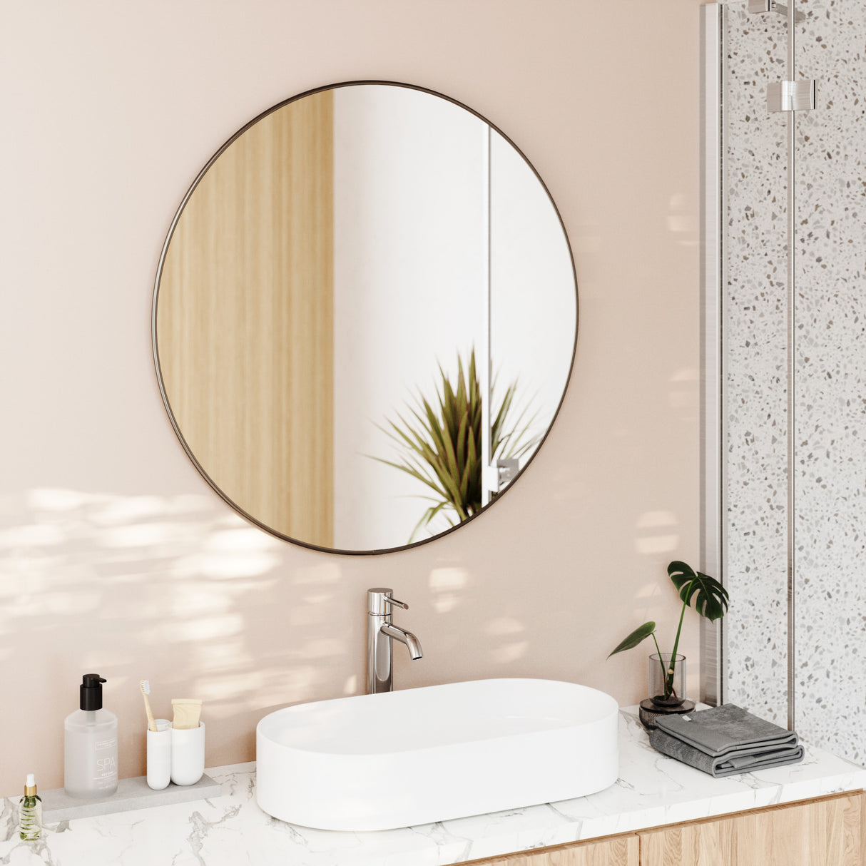 Umbra Specchio da parete rotondo con profilo in metallo dal design moderno  ed elegante Hubba